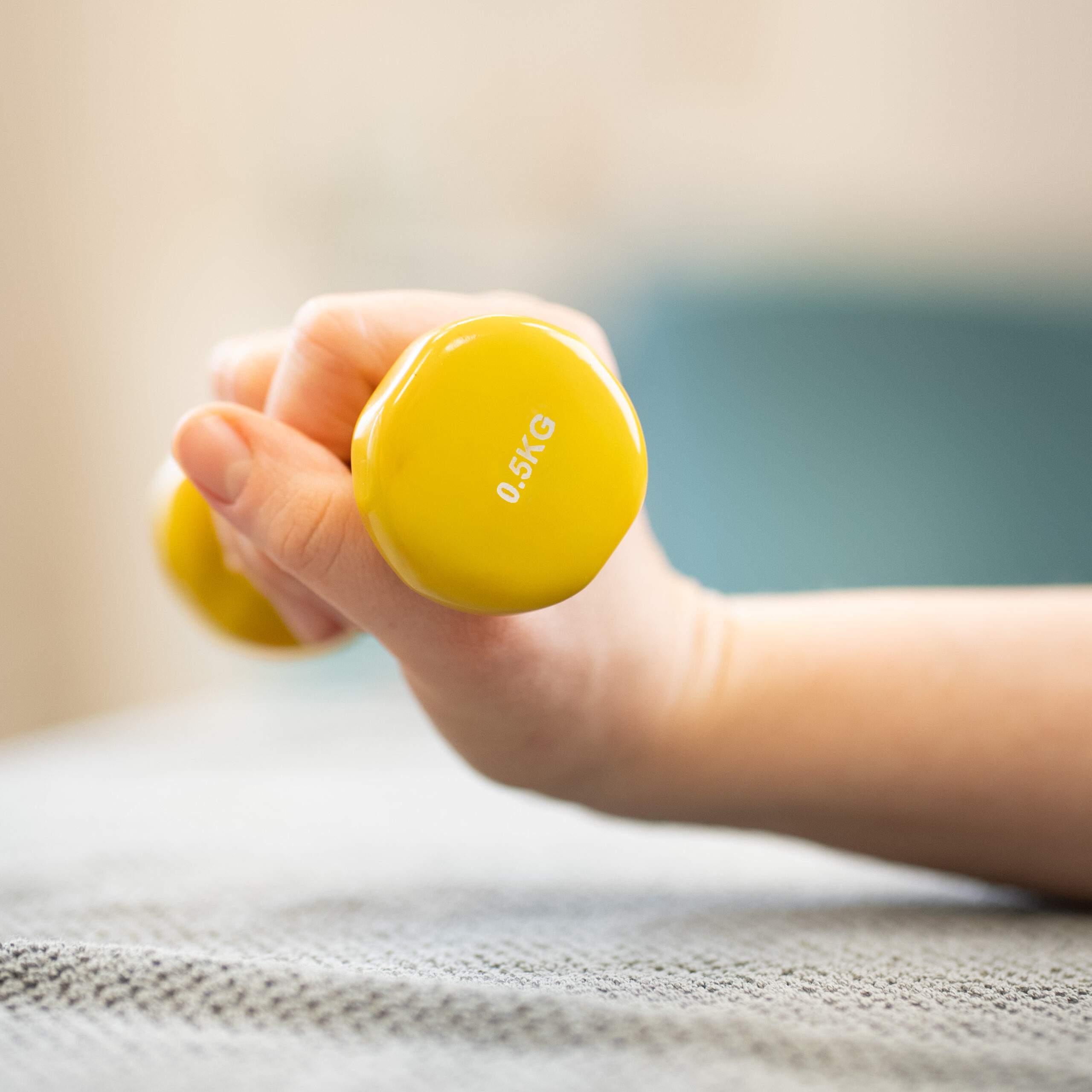 Kraftaufbau mit Hanteln in der Ergotherapie bei pro manus Berlin zur Stärkung von Hand und Arm