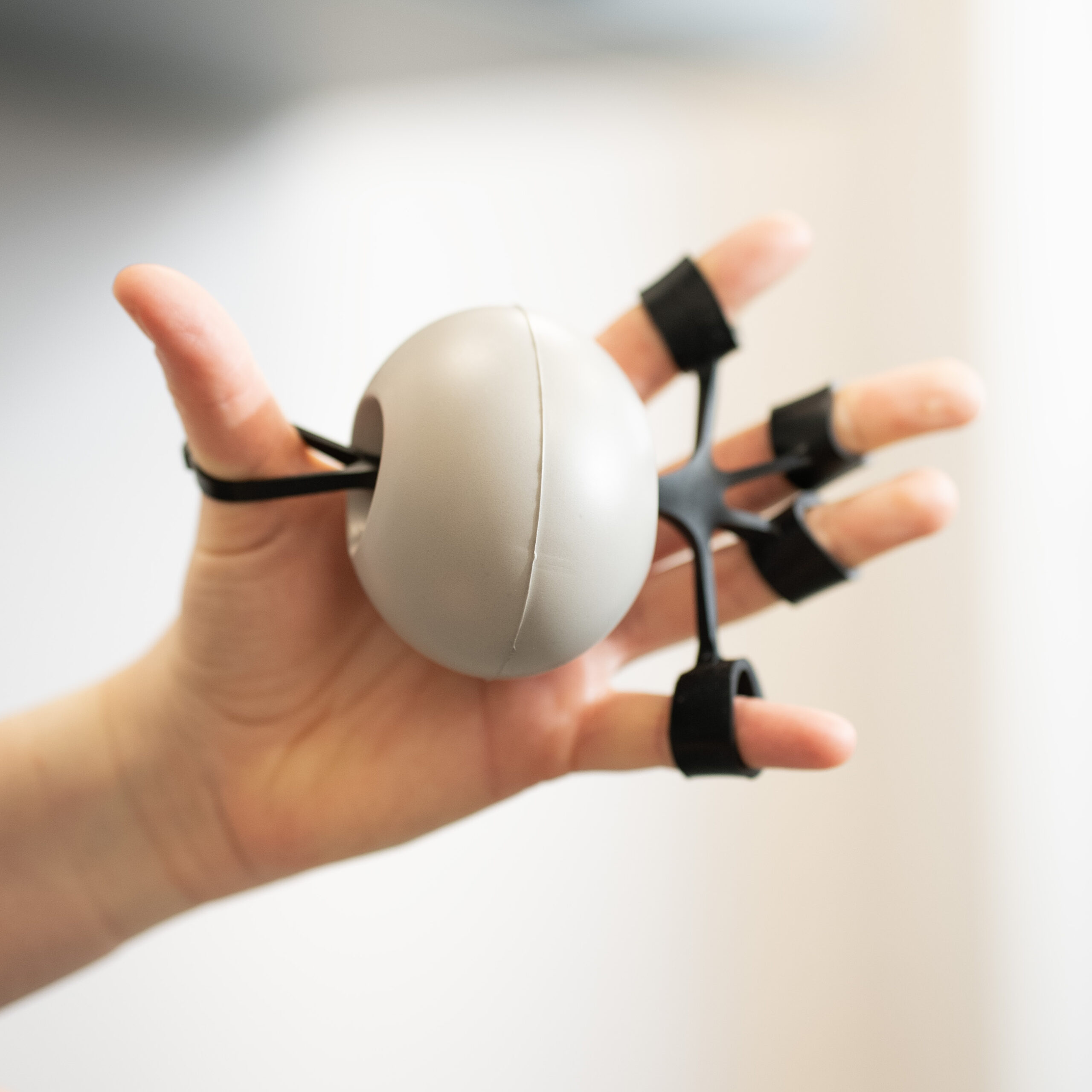 Gezielter Kraftaufbau in der Ergotherapie bei pro manus Berlin zur Stärkung von Hand und Arm