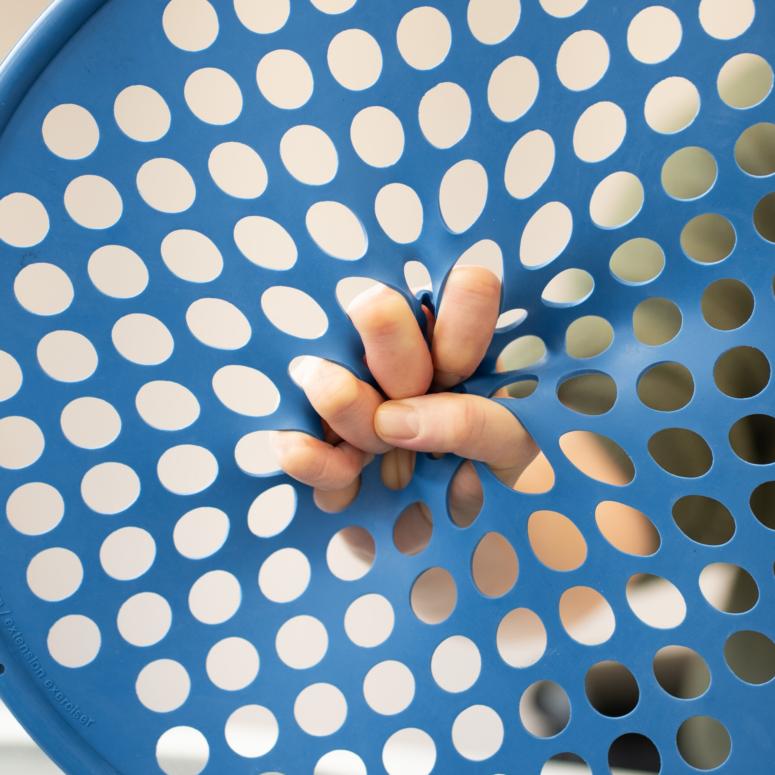 Gezielter Kraftaufbau in der Ergotherapie bei pro manus Berlin zur Stärkung von Hand und Arm.