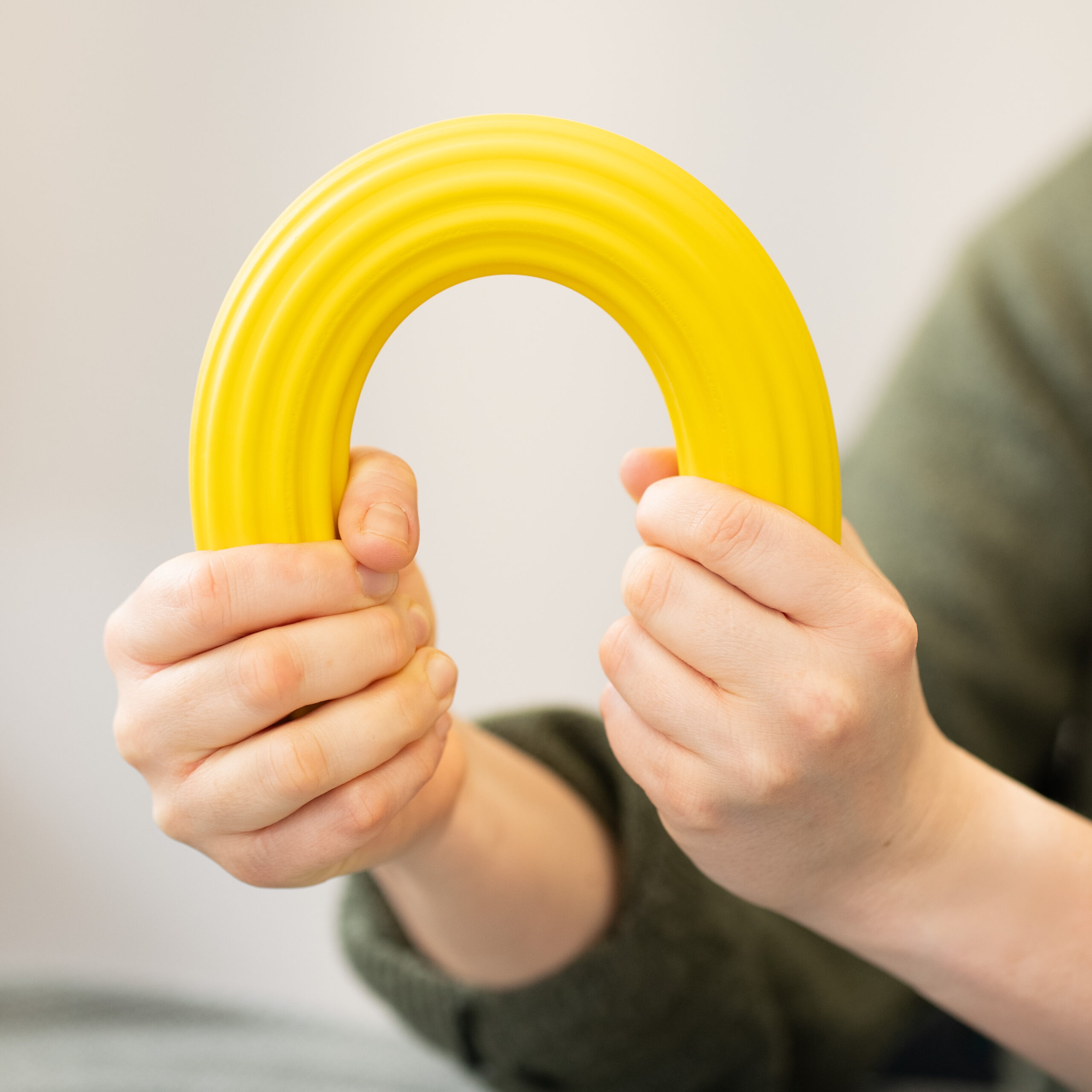 Ergotherapeutischer Kraftaufbau mit Theraflex in der Handtherapie bei pro manus Berlin